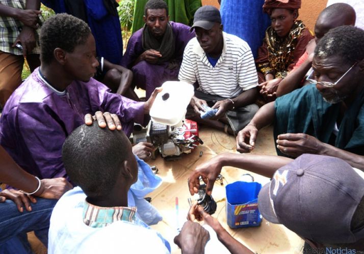 Senegaleses en uno de los proyectos de Cives Mundi.