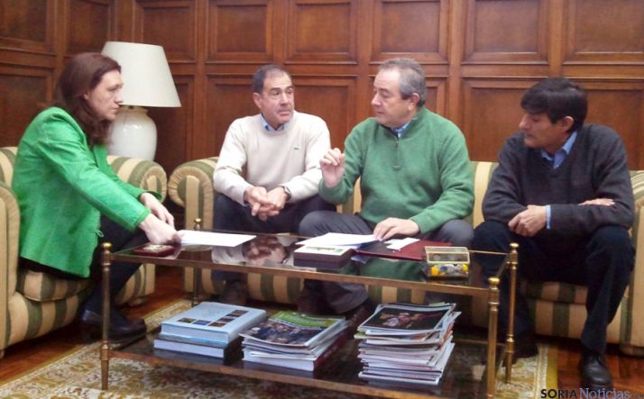 La subdelegada con los regantes adnamantinos.