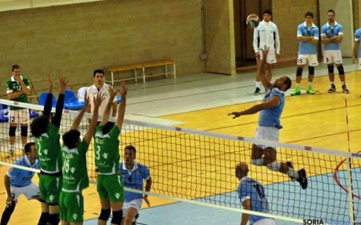 Mario Segura, remantando ante la oposición del Unicaja.
