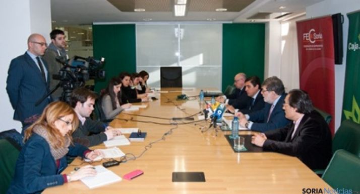 Firma del convenio entre la Caja Rural de Soria y los comerciantes