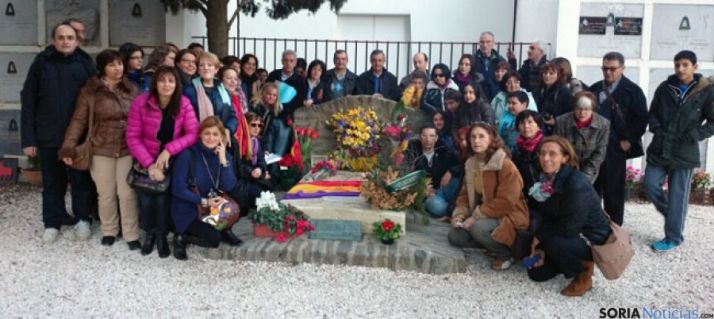 Grupo de sorianos ante la tumba de Machado