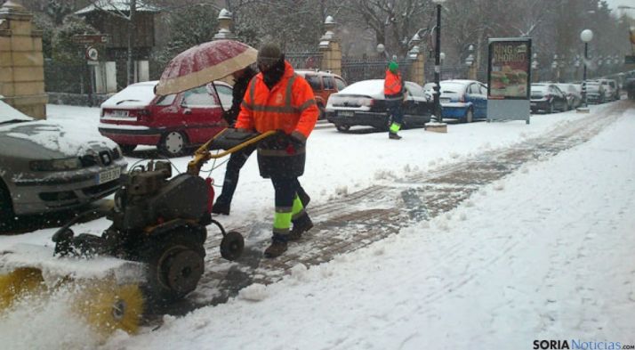 Trabajos de limpieza en una calle de Soria