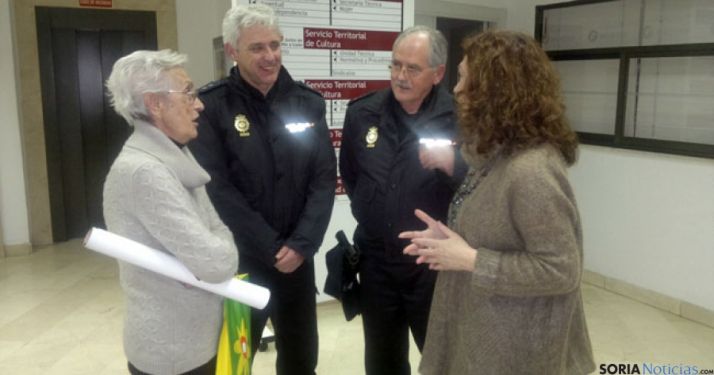 La presidenta de las Amas de Casa, junto a los representantes de las Fuezas de Seguridad