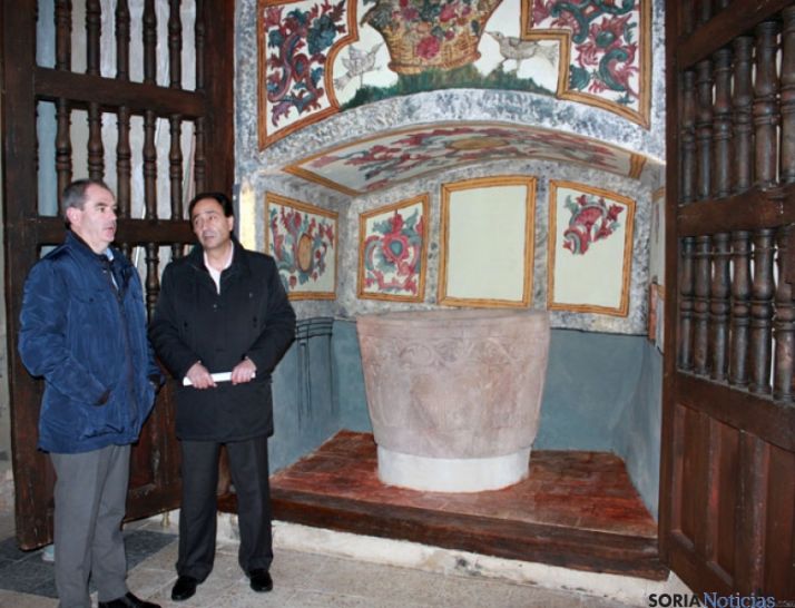 Fernando Marín y Manuel López, junto al babtisterio