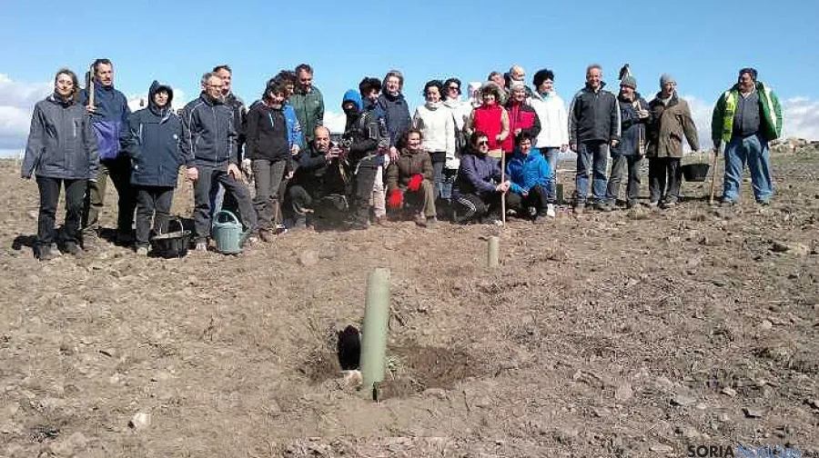 Foto de familia de los quintos del 63 tras concluir las labores.
