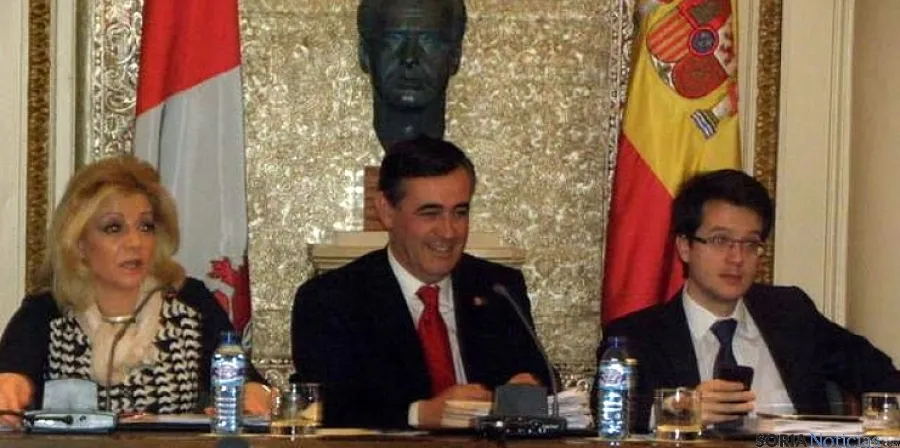 El presidente (ctro.) y los vicepresidentes de la Diputación. / SN