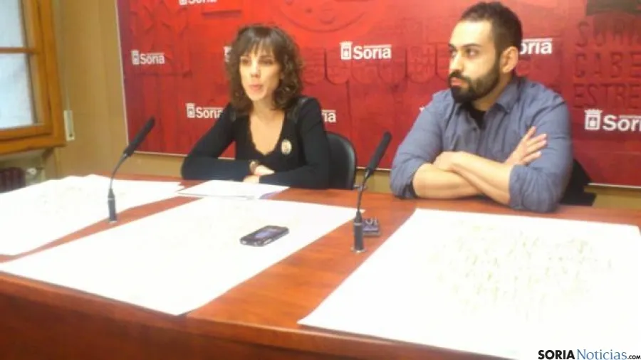 La concejala Inés Andrés y el creador del cartel Roberto Caballero.