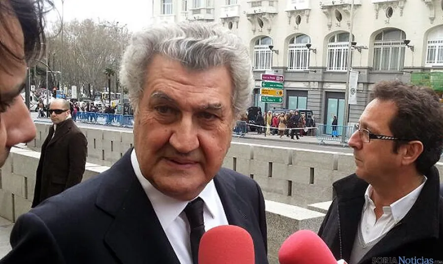 Jesús Posada atiende a los medios en las inmediaciones del Congreso. / SN