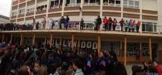 Cierre de la semana cultural del Santa Teresa de Jesús en el patio del colegio.