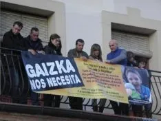 Colgando la pancarta de Gaizka.