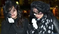 Dos plañideras 'lloran' la muerte de sardina y el final del carnaval
