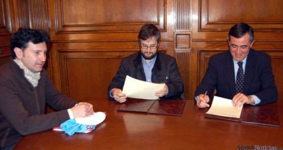 Romera, (izda.), Cabrerizo y Pardo en la firma del acuerdo.