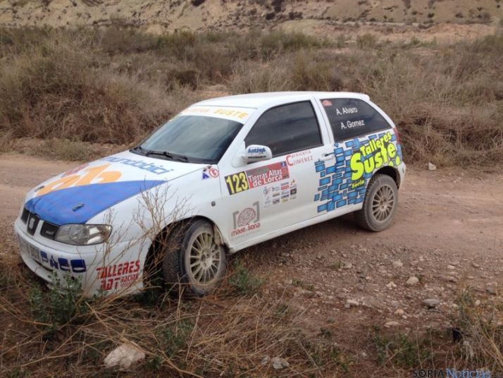 Coche de Agustín tras romper rueda