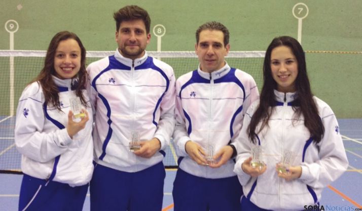 Los sorianos con los metales conseguidos.