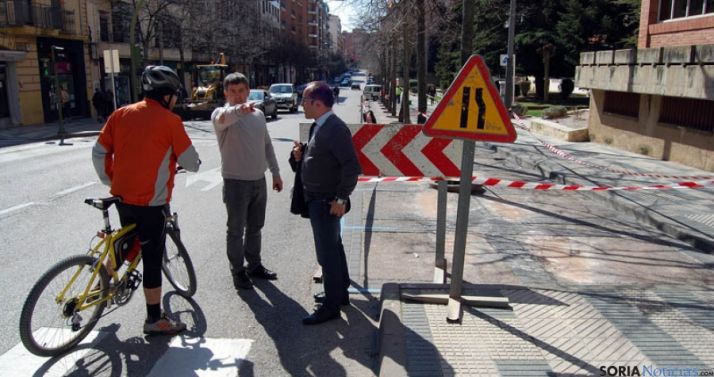 Javier Antón, (centro) y Luis Rey ante el vallado de uno de los tramos.