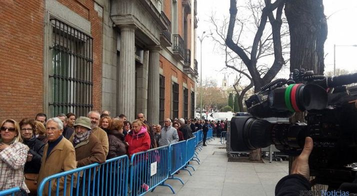 Ciudadanos en la fila para despedir a Suárez en Madrid. / SN