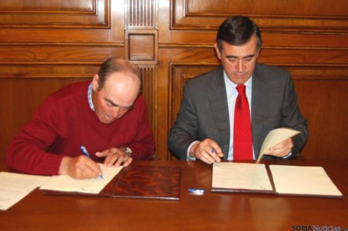 Firma del convenio entre Diputación y Ancro.