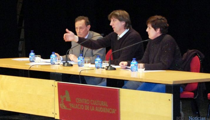 Boces, (izda.) Mínguez y Alegre en la asamblea de este lunes.