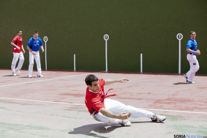 Emilio Cabrerizo, al fondo, en un partido con su hermano Luis.