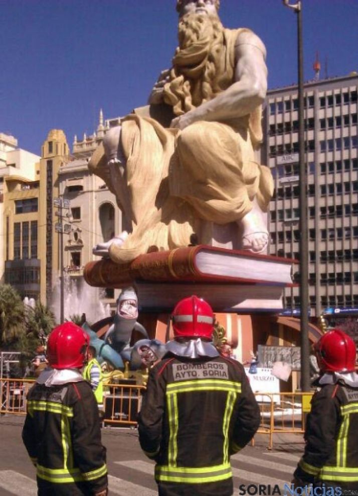 Los bomberos contemplan una falla.