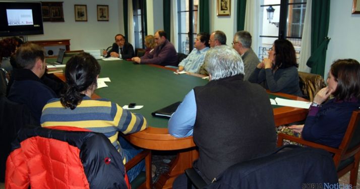 Asistentes a la mesa de trabajo sobre el nuevo mercado.