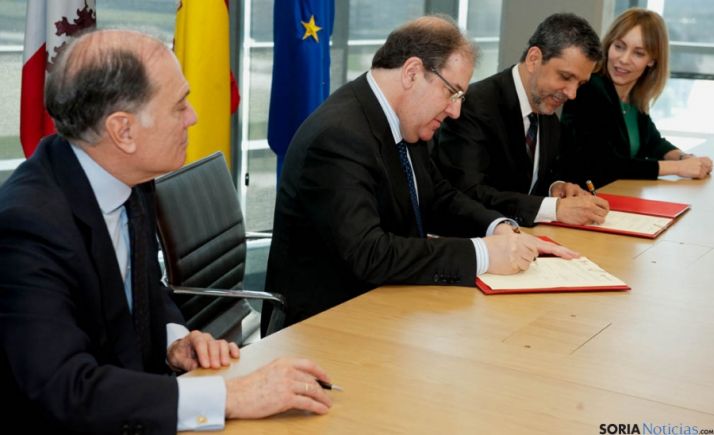 Firma del convenio entre la Junta y Microsoft.