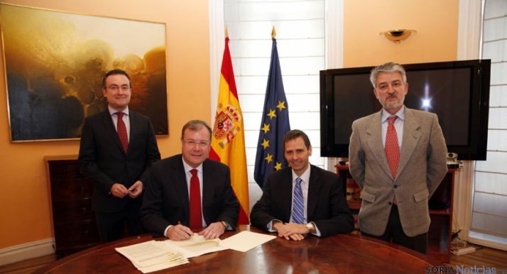 Rúbrica del convenio ente Junta y Ministerio.