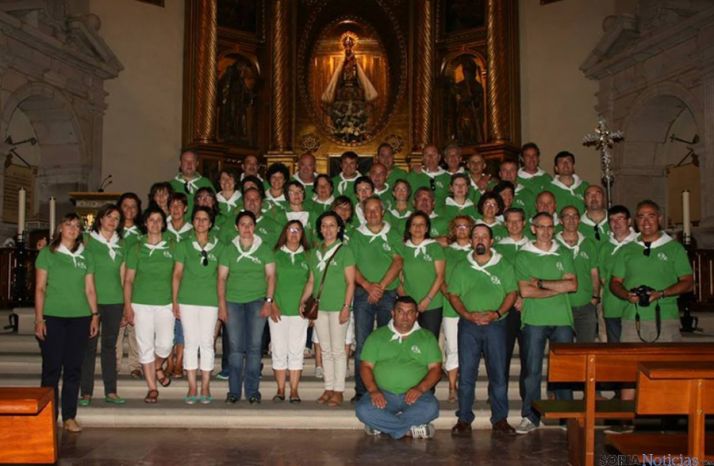 Imagen de familia con los quintos del 63 en el santuario de Los Milagros. 