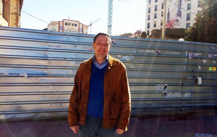 Adolfo Sainz, junto a la valla en Mariano Granados