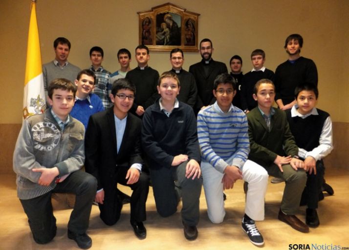 Seminaristas y formadores del seminario diocesano.