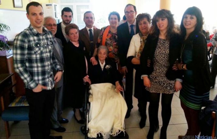 Esmeragda Córdova recibe un homenaje por su centenario en la residencia de Quintana