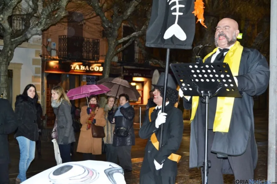 Foto 7 - El 'dolor' del Entierro de la Sardina pone fin a un carnaval m&aacute;s participativo