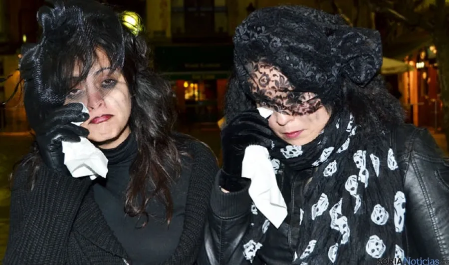 Dos plañideras 'lloran' la muerte de sardina y el final del carnaval