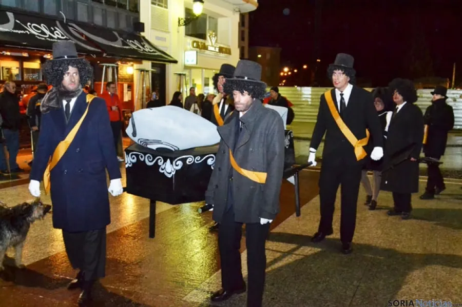 Foto 8 - El 'dolor' del Entierro de la Sardina pone fin a un carnaval m&aacute;s participativo