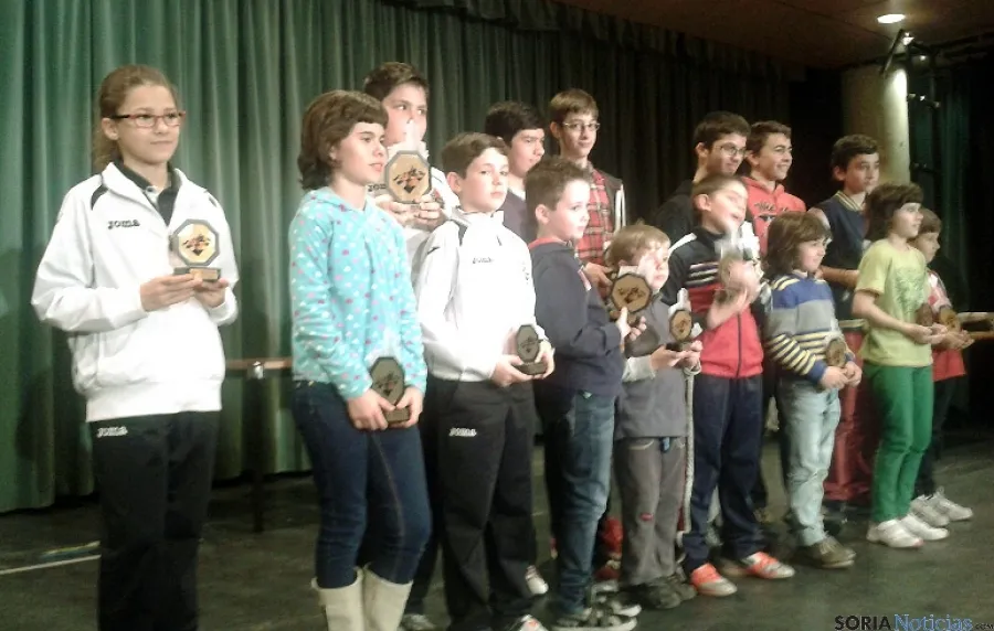 Los ganadores con los trofeos.