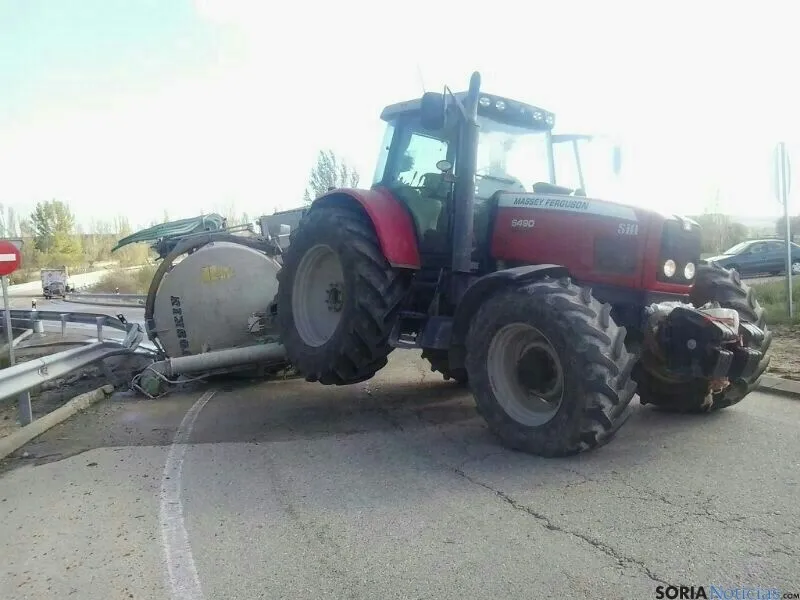 Vuelco de una cisterna agrícola en Garray