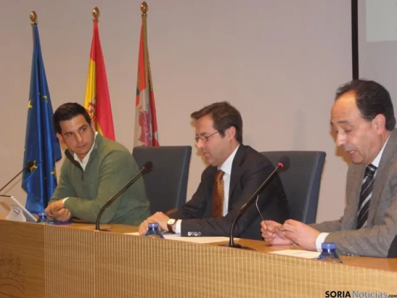 Javier Ramírez, entre el delegado y representante de Ashotur.
