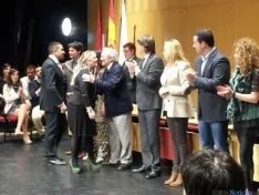 Autoridades saludando a los jurados
