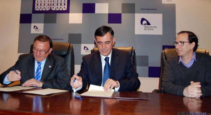 Rubio (izda.), Pardo y Martínez en la firma del convenio.