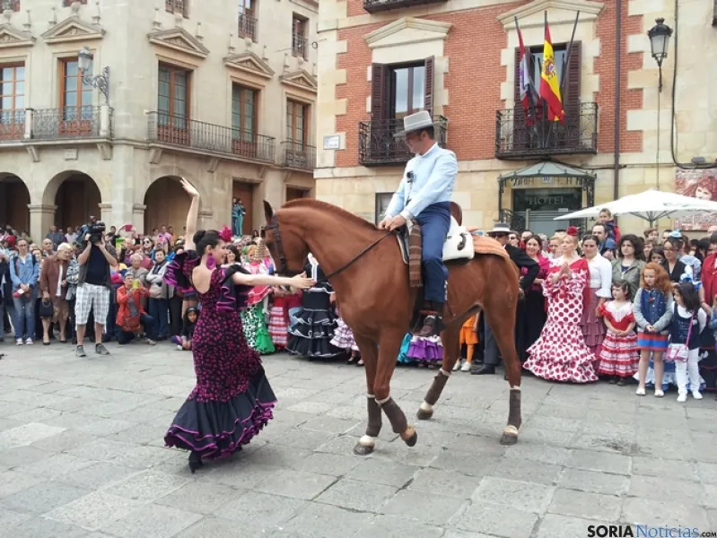 Sevillana con un caballo