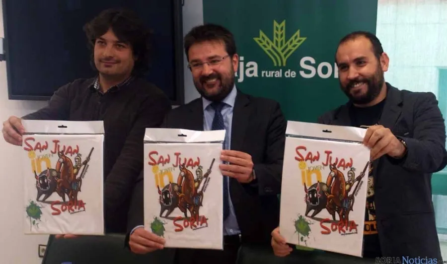 Gacía, Munilla y Andrés, con la camiseta.