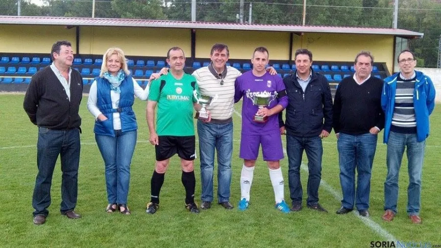 El capitán del Ágreda, tercero por la izquierda, con el trofeo.