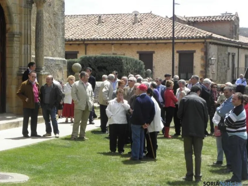 Frente a la iglesia