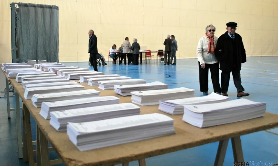 Mesa con papeletas en el polideportivo de San Andrés, sede de uno de los colegios electorales.