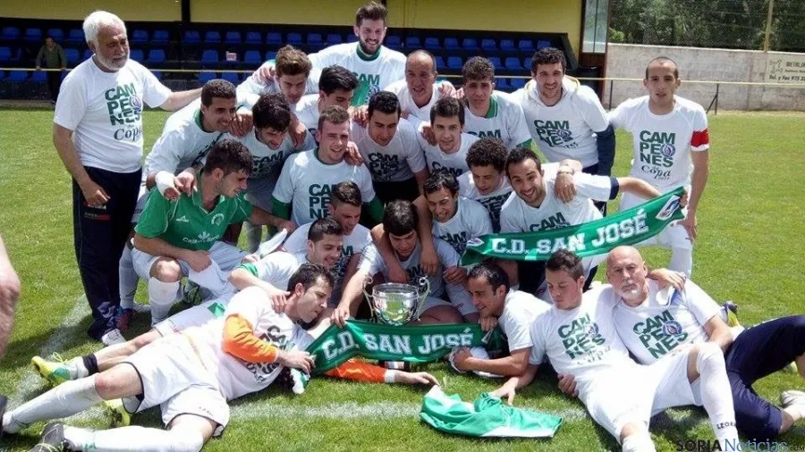 Los ganadores festejan el triunfo en el fútbol provincial.