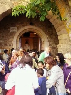La entrada a la ermita, con la patrona al fondo. 