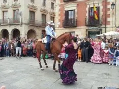Sevillana con un caballo
