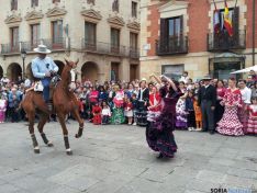 Sevillana con un caballo