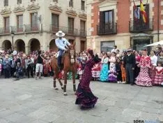 Sevillana con un caballo