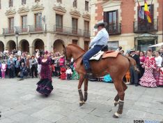Sevillana con un caballo